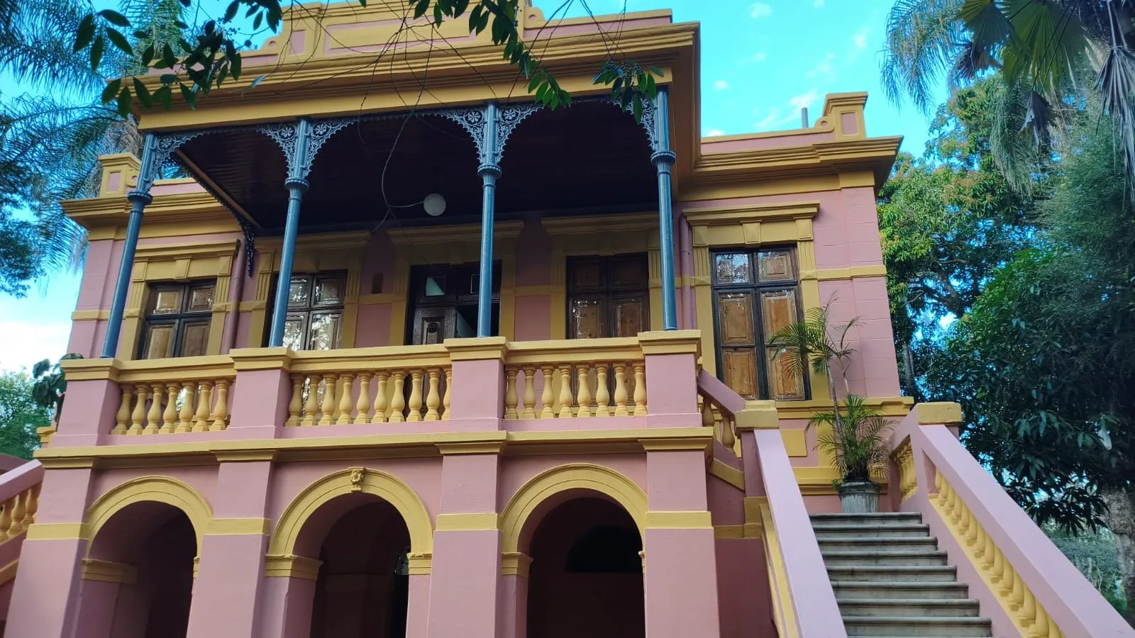 Varanda e escadarias do Palacete Ferraz Costa, em Itatiba, após a pintura
