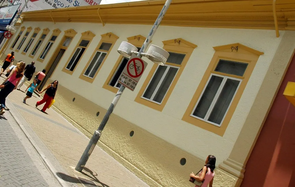 Fachada do Museu Solar do Barão com janelas emolduradas em amarelo, no Centro de Jundiaí