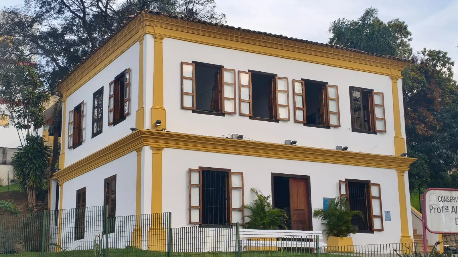 Fachada do Conservatório Municipal Profª Alba Panzarin Degani em branco e amarelo