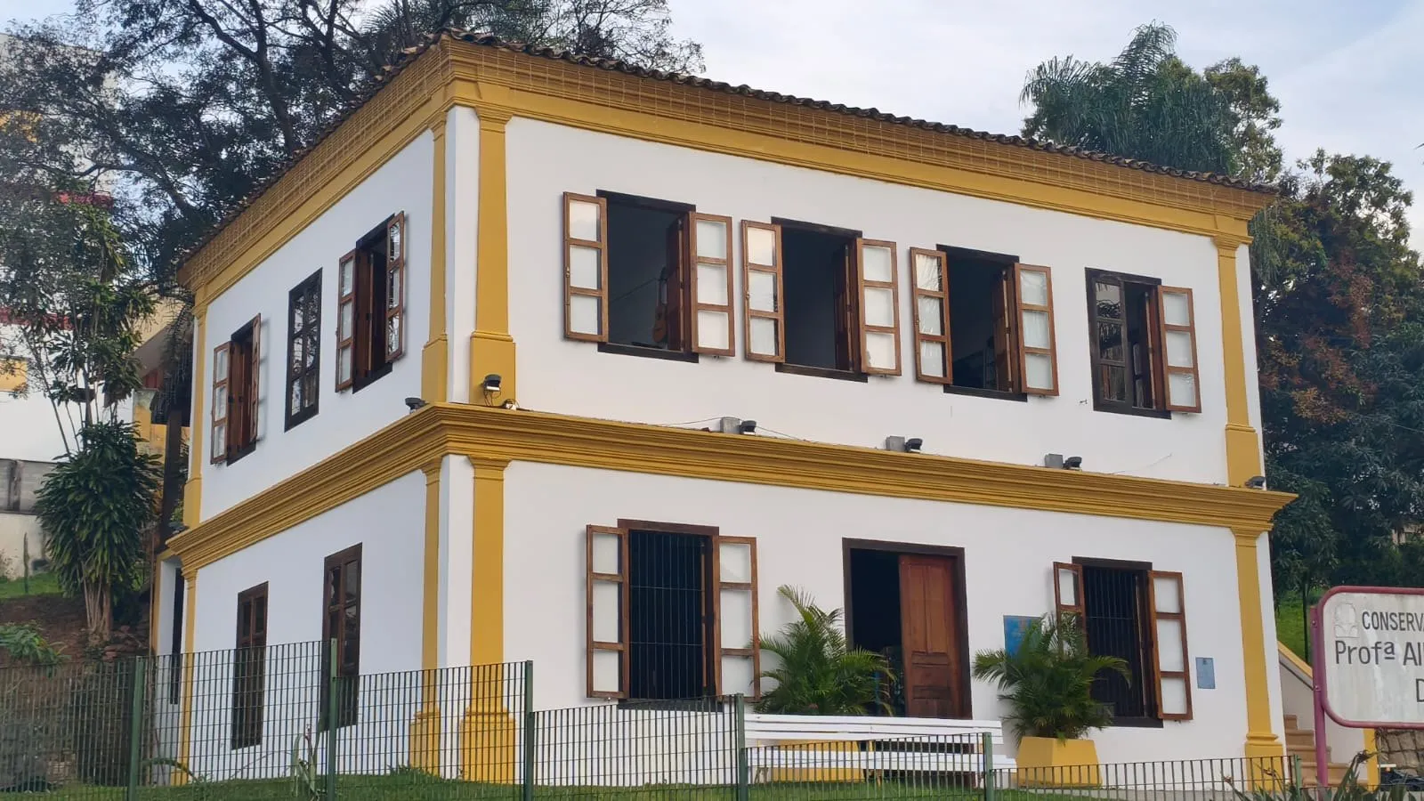 Fachada do Conservatório Municipal Profª Alba Panzarin Degani em branco e amarelo