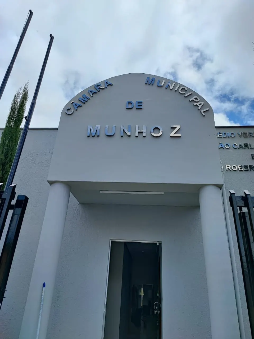 Pórtico de entrada com o letreiro Câmara Municipal de Munhoz