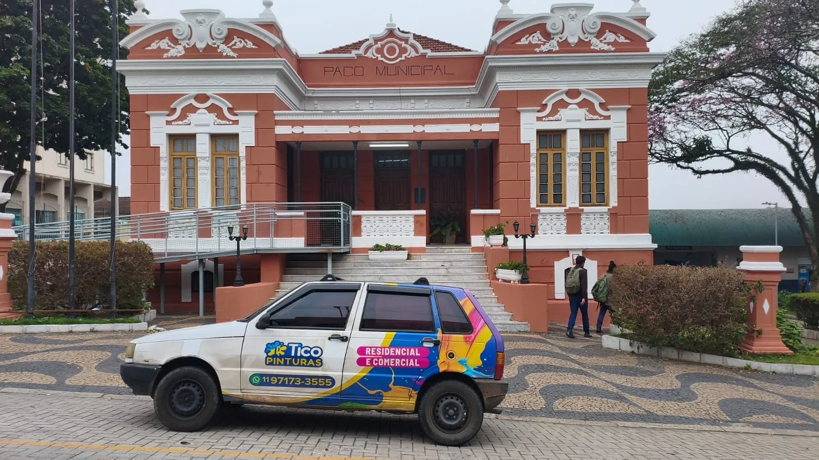 Veículo identificado da Tico Pinturas estacionado em frente ao Paço Municipal de Itatiba recém-pintado