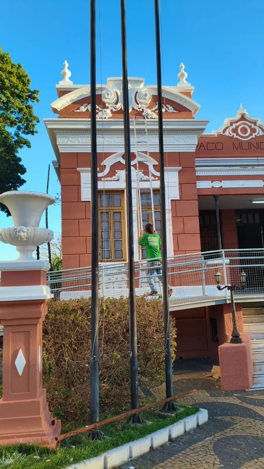 Torre frontal do Paço com ornamentos em branco e mastros de bandeira