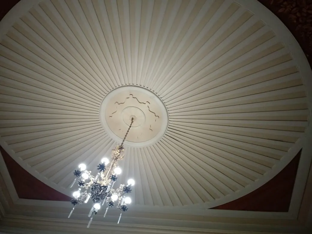 Forro em gomos com medalhão central e lustre de cristal após a pintura