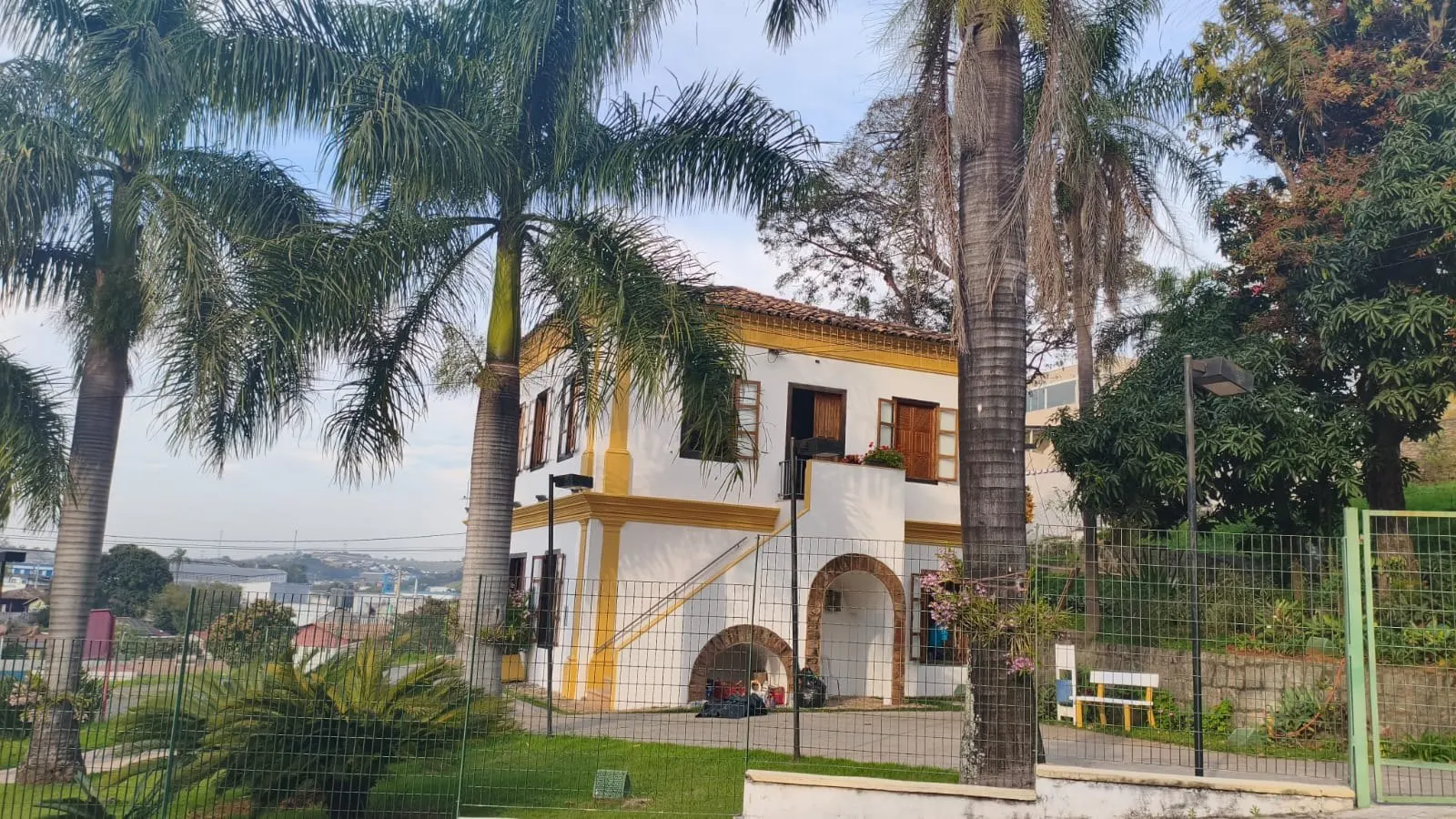 Casarão do Conservatório visto entre palmeiras