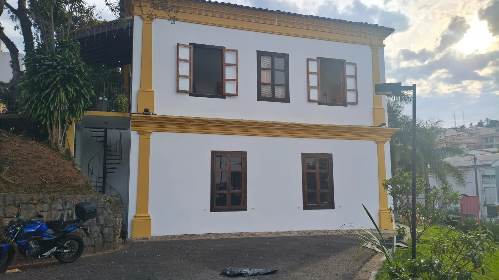 Fachada lateral do casarão ao entardecer