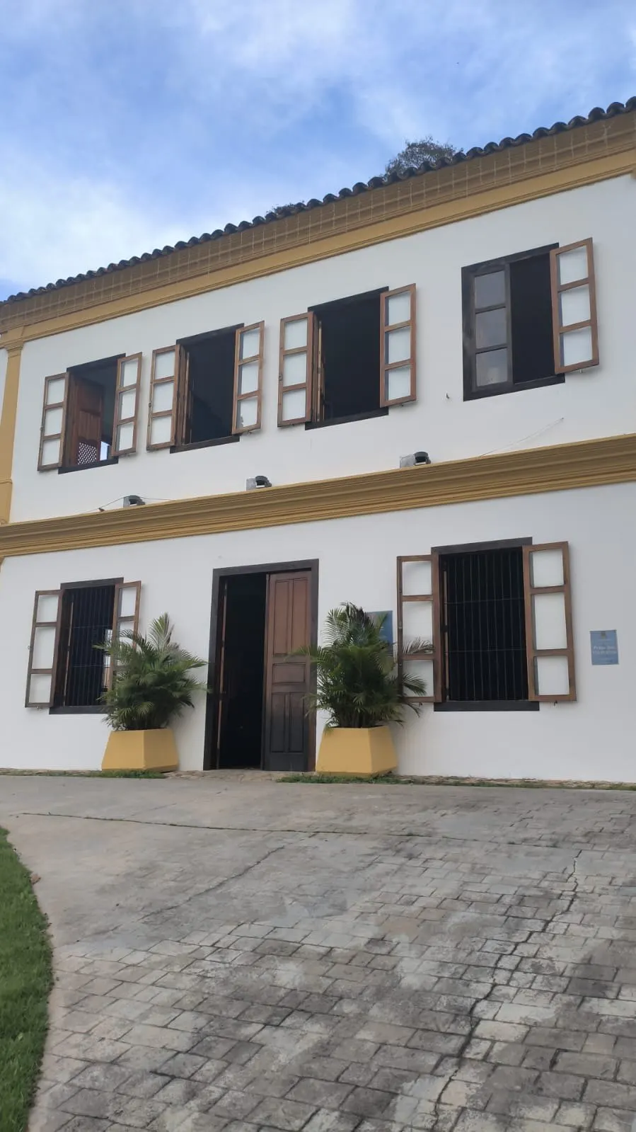 Fachada principal do casarão em perspectiva