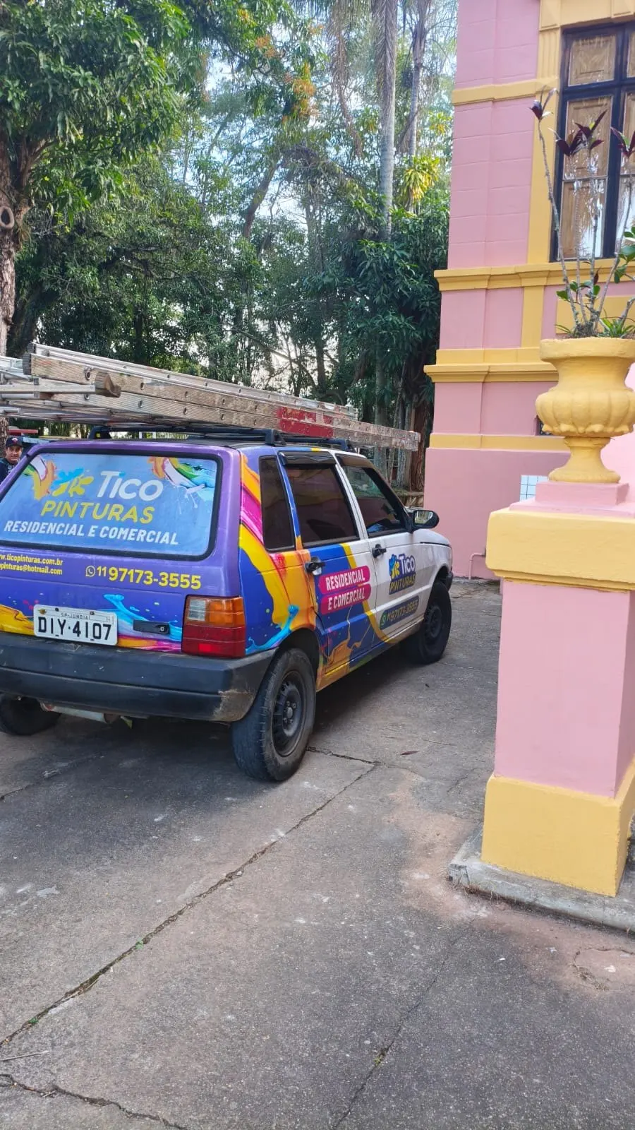 Veículo da Tico Pinturas ao lado do palacete durante a obra