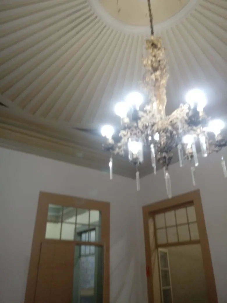 Forro em leque com lustre e janelas com caixilhos pintados
