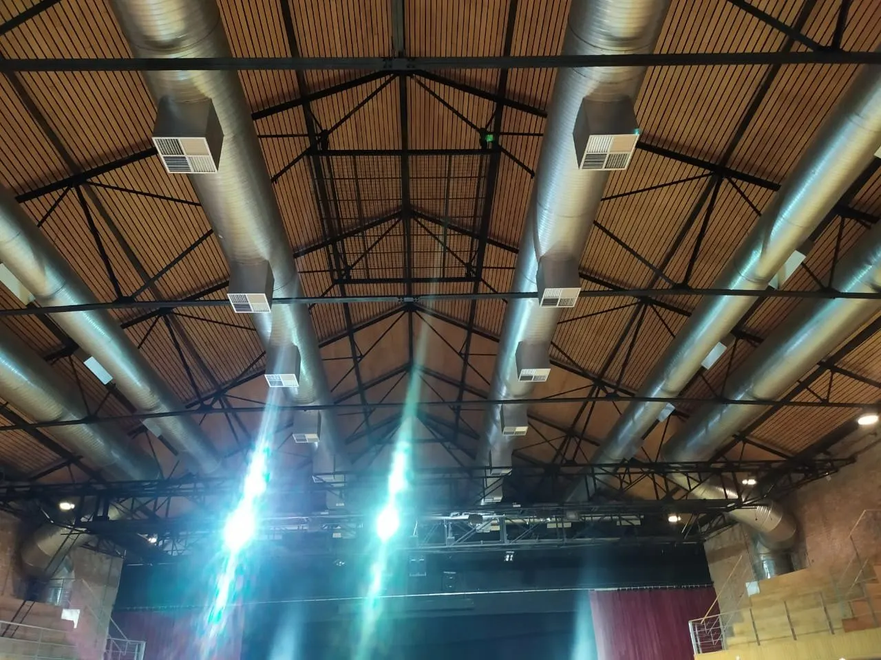 Estrutura metálica da cobertura do Polytheama com refletores