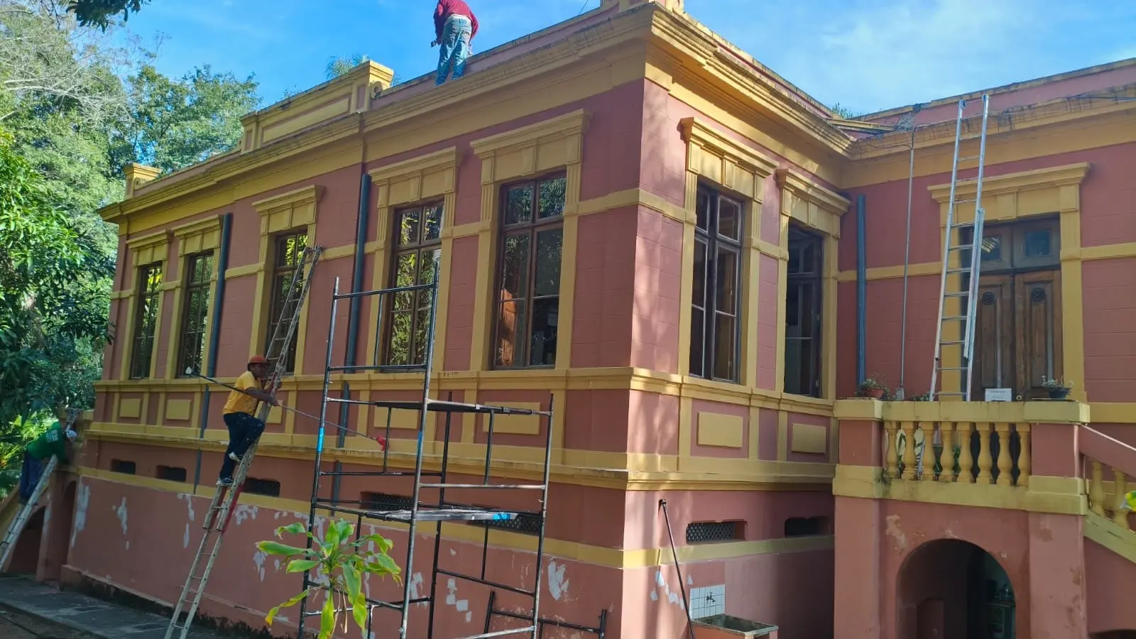 Andaimes e escadas na fachada do Palacete Ferraz Costa, em Itatiba, durante a pintura