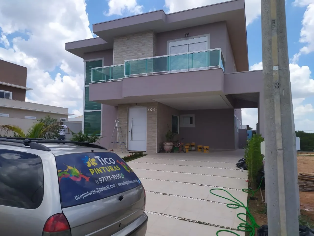 Veículo da Tico Pinturas em frente a obra residencial em condomínio
