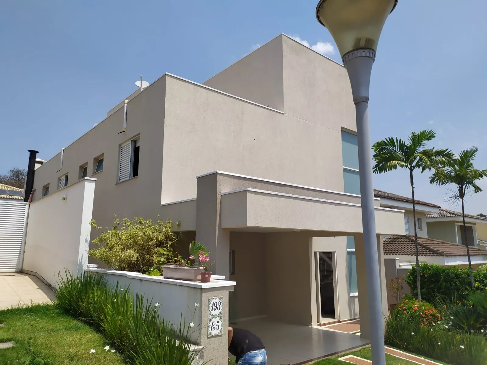 Casa moderna em tom areia após a pintura externa