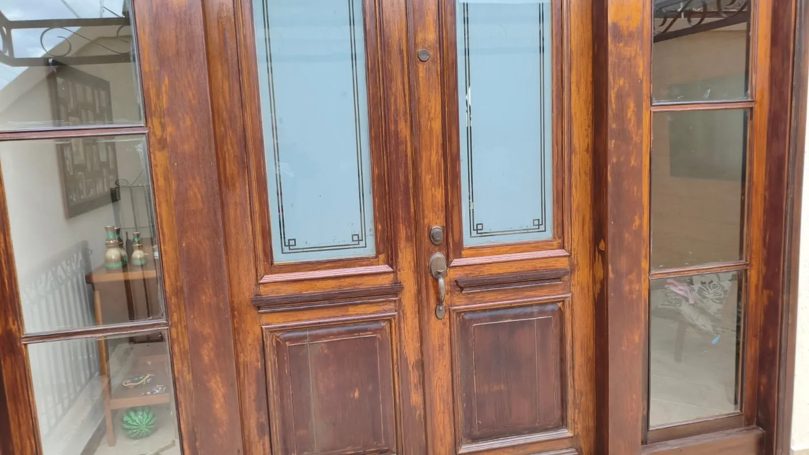 Porta de madeira de época recuperada com verniz